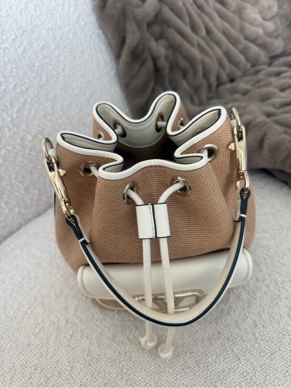 Valentino Garavani Locò Raffia Bucket Bag - Picture 11 of 13
